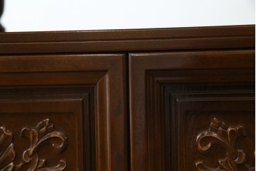 中古　使用感ほぼなし!!　国会議事堂納品の高級家具メーカー　徳田家具　気品漂うクラシカルなデザインと繊細な彫刻が魅力の木製キャビネット　(R-082686)