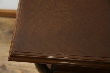 中古　使用感ほぼなし!!　国会議事堂納品の高級家具メーカー　徳田家具　気品漂うクラシカルなデザインと繊細な彫刻が魅力の木製キャビネット　(R-082686)