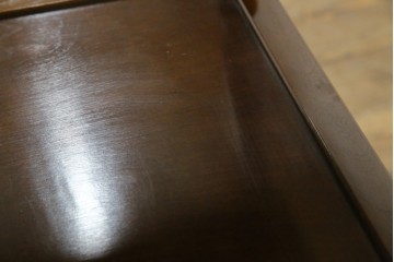 中古　使用感ほぼなし!!　国会議事堂納品の高級家具メーカー　徳田家具　気品漂うクラシカルなデザインと繊細な彫刻が魅力の木製キャビネット　(R-082686)