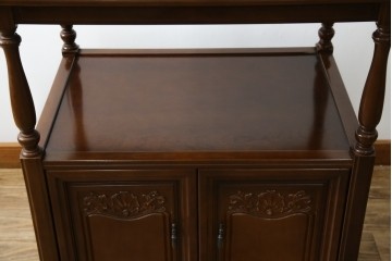 中古　使用感ほぼなし!!　国会議事堂納品の高級家具メーカー　徳田家具　気品漂うクラシカルなデザインと繊細な彫刻が魅力の木製キャビネット　(R-082686)