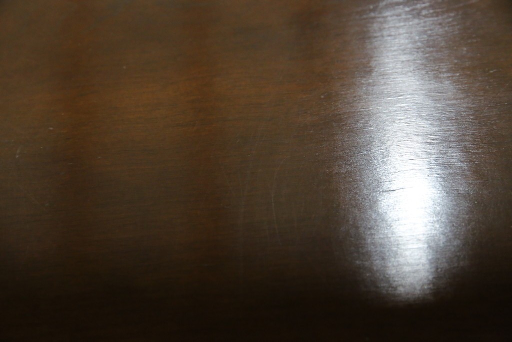 中古　使用感ほぼなし!!　国会議事堂納品の高級家具メーカー　徳田家具　気品漂うクラシカルなデザインと繊細な彫刻が魅力の木製キャビネット　(R-082686)