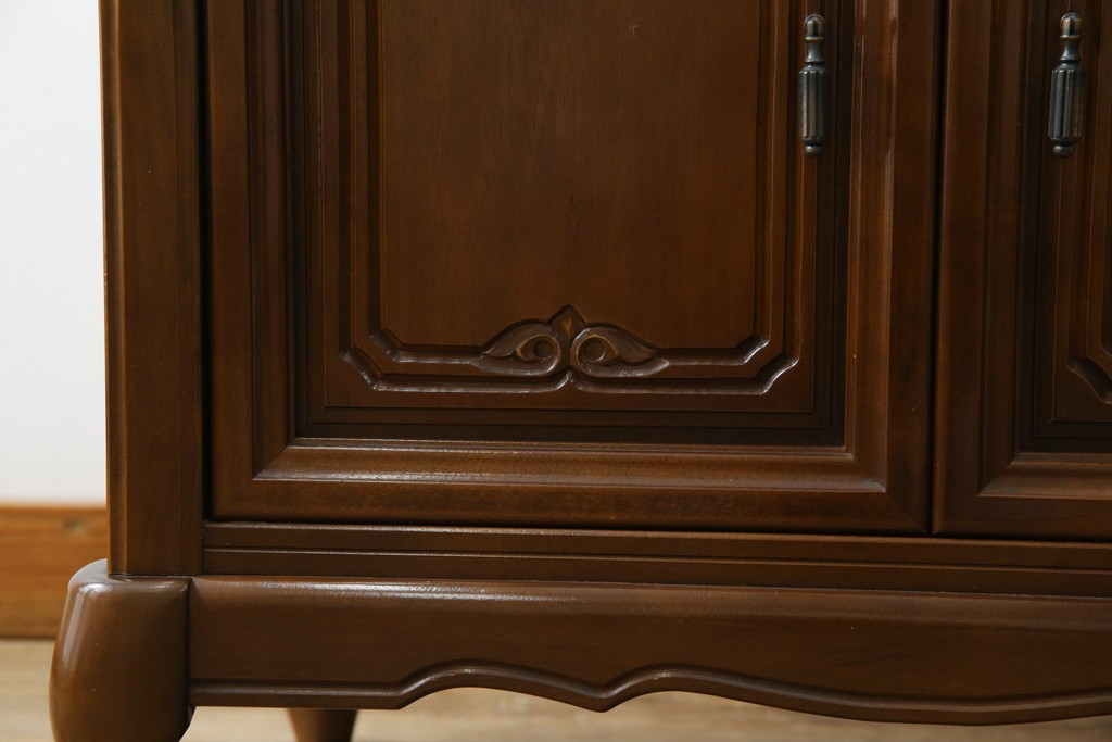 中古　使用感ほぼなし!!　国会議事堂納品の高級家具メーカー　徳田家具　気品漂うクラシカルなデザインと繊細な彫刻が魅力の木製キャビネット　(R-082686)