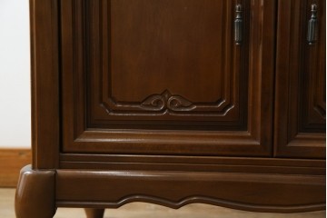 中古　使用感ほぼなし!!　国会議事堂納品の高級家具メーカー　徳田家具　気品漂うクラシカルなデザインと繊細な彫刻が魅力の木製キャビネット　(R-082686)