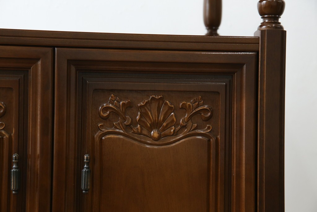 中古　使用感ほぼなし!!　国会議事堂納品の高級家具メーカー　徳田家具　気品漂うクラシカルなデザインと繊細な彫刻が魅力の木製キャビネット　(R-082686)