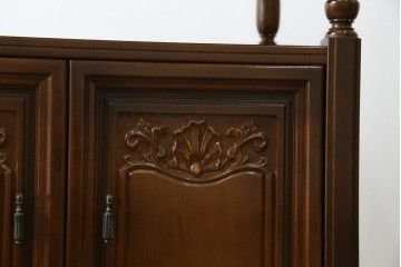 中古　使用感ほぼなし!!　国会議事堂納品の高級家具メーカー　徳田家具　気品漂うクラシカルなデザインと繊細な彫刻が魅力の木製キャビネット　(R-082686)