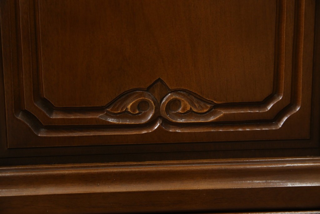 中古　使用感ほぼなし!!　国会議事堂納品の高級家具メーカー　徳田家具　気品漂うクラシカルなデザインと繊細な彫刻が魅力の木製キャビネット　(R-082686)