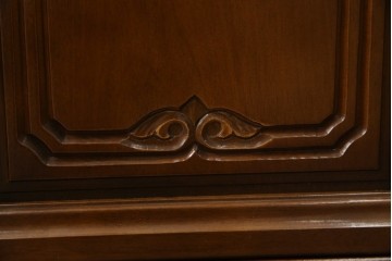 中古　使用感ほぼなし!!　国会議事堂納品の高級家具メーカー　徳田家具　気品漂うクラシカルなデザインと繊細な彫刻が魅力の木製キャビネット　(R-082686)
