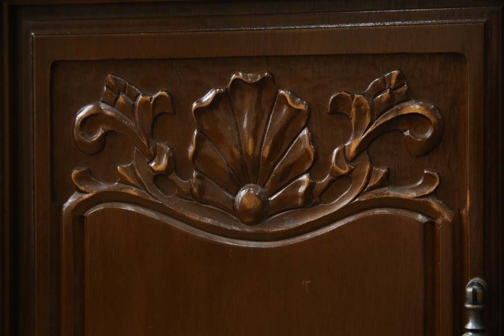 中古　使用感ほぼなし!!　国会議事堂納品の高級家具メーカー　徳田家具　気品漂うクラシカルなデザインと繊細な彫刻が魅力の木製キャビネット　(R-082686)