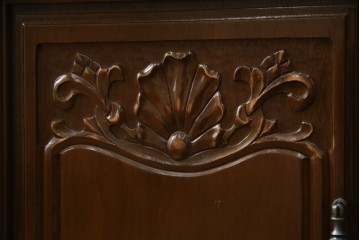 中古　使用感ほぼなし!!　国会議事堂納品の高級家具メーカー　徳田家具　気品漂うクラシカルなデザインと繊細な彫刻が魅力の木製キャビネット　(R-082686)