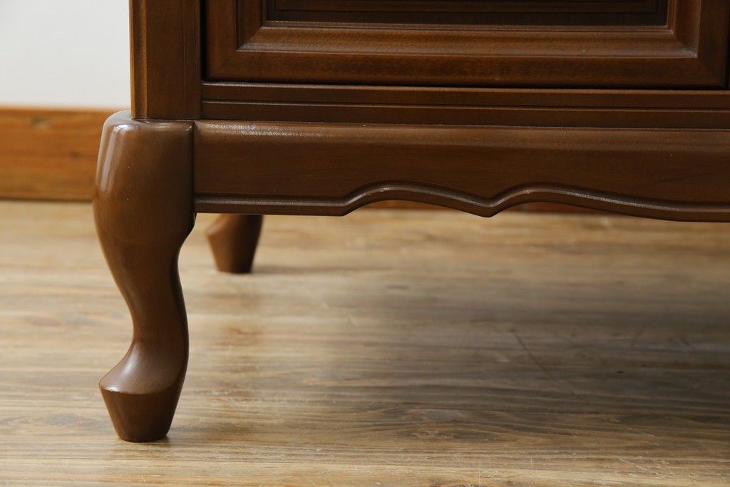 中古　使用感ほぼなし!!　国会議事堂納品の高級家具メーカー　徳田家具　気品漂うクラシカルなデザインと繊細な彫刻が魅力の木製キャビネット　(R-082686)