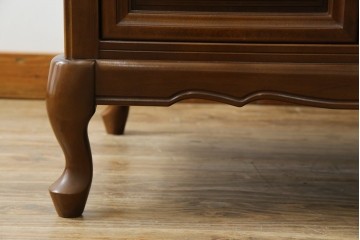 中古　使用感ほぼなし!!　国会議事堂納品の高級家具メーカー　徳田家具　気品漂うクラシカルなデザインと繊細な彫刻が魅力の木製キャビネット　(R-082686)