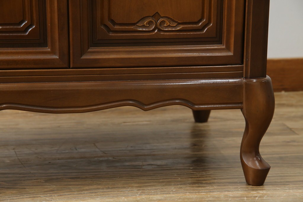 中古　使用感ほぼなし!!　国会議事堂納品の高級家具メーカー　徳田家具　気品漂うクラシカルなデザインと繊細な彫刻が魅力の木製キャビネット　(R-082686)