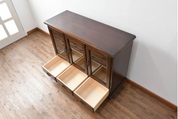 中古　美品　カリモク家具(karimoku)　COLONIAL(コロニアル)シリーズ　HK4007NK　カントリースタイルのお部屋作りにおすすめのおしゃれなサイドボード　定価約21万円　(R-082687)