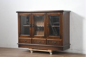 中古　美品　カリモク家具(karimoku)　COLONIAL(コロニアル)シリーズ　HK4007NK　カントリースタイルのお部屋作りにおすすめのおしゃれなサイドボード(ローボード、リビングボード、収納棚、戸棚)(定価約21万円)(R-082687)