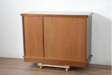中古　美品　カリモク家具(karimoku)　COLONIAL(コロニアル)シリーズ　HK4007NK　カントリースタイルのお部屋作りにおすすめのおしゃれなサイドボード(ローボード、リビングボード、収納棚、戸棚)(定価約21万円)(R-082687)