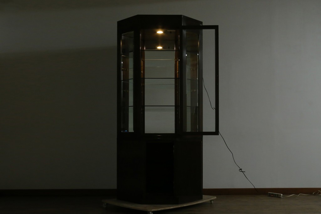 中古　カリモク家具(karimoku)　domani(ドマーニ)　Morganton(モーガントン)　クラシカルモダンデザインの二段重ねコーナーキャビネット　定価約60〜70万円　(R-082688)