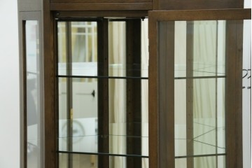 中古　カリモク家具(karimoku)　domani(ドマーニ)　Morganton(モーガントン)　クラシカルモダンデザインの二段重ねコーナーキャビネット　定価約60〜70万円　(R-082688)