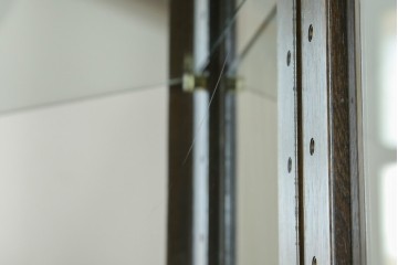 中古　カリモク家具(karimoku)　domani(ドマーニ)　Morganton(モーガントン)　クラシカルモダンデザインの二段重ねコーナーキャビネット　定価約60〜70万円　(R-082688)