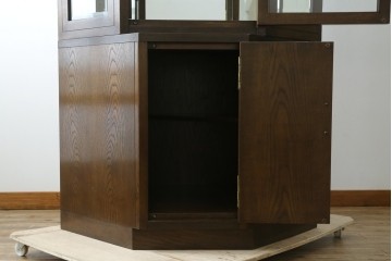 中古　カリモク家具(karimoku)　domani(ドマーニ)　Morganton(モーガントン)　クラシカルモダンデザインの二段重ねコーナーキャビネット　定価約60〜70万円　(R-082688)