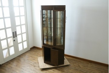 中古　カリモク家具(karimoku)　domani(ドマーニ)　Morganton(モーガントン)　クラシカルモダンデザインの二段重ねコーナーキャビネット　定価約60〜70万円　(R-082688)