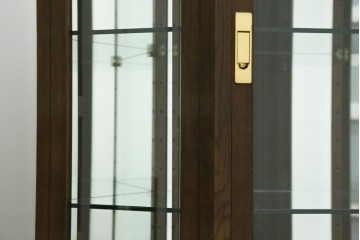 中古　カリモク家具(karimoku)　domani(ドマーニ)　Morganton(モーガントン)　クラシカルモダンデザインの二段重ねコーナーキャビネット　定価約60〜70万円　(R-082688)