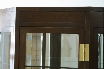 中古　カリモク家具(karimoku)　domani(ドマーニ)　Morganton(モーガントン)　クラシカルモダンデザインの二段重ねコーナーキャビネット　定価約60〜70万円　(R-082688)