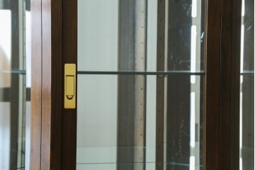 中古　カリモク家具(karimoku)　domani(ドマーニ)　Morganton(モーガントン)　クラシカルモダンデザインの二段重ねコーナーキャビネット　定価約60〜70万円　(R-082688)