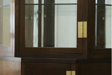 中古　カリモク家具(karimoku)　domani(ドマーニ)　Morganton(モーガントン)　クラシカルモダンデザインの二段重ねコーナーキャビネット　定価約60〜70万円　(R-082688)