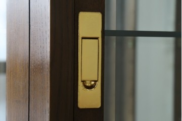 中古　カリモク家具(karimoku)　domani(ドマーニ)　Morganton(モーガントン)　クラシカルモダンデザインの二段重ねコーナーキャビネット　定価約60〜70万円　(R-082688)