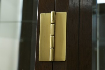 中古　カリモク家具(karimoku)　domani(ドマーニ)　Morganton(モーガントン)　クラシカルモダンデザインの二段重ねコーナーキャビネット　定価約60〜70万円　(R-082688)