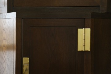 中古　カリモク家具(karimoku)　domani(ドマーニ)　Morganton(モーガントン)　クラシカルモダンデザインの二段重ねコーナーキャビネット　定価約60〜70万円　(R-082688)