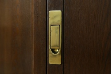 中古　カリモク家具(karimoku)　domani(ドマーニ)　Morganton(モーガントン)　クラシカルモダンデザインの二段重ねコーナーキャビネット　定価約60〜70万円　(R-082688)