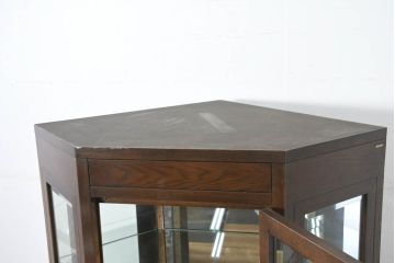中古　カリモク家具(karimoku)　domani(ドマーニ)　Morganton(モーガントン)　クラシカルモダンデザインの二段重ねコーナーキャビネット(キュリオケース、ガラスケース、ショーケース、ディスプレイケース、コレクションケース、飾り棚、陳列棚、収納棚、店舗什器)(定価約60〜70万円)(R-082688)