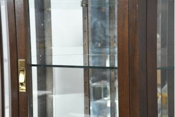 中古　カリモク家具(karimoku)　domani(ドマーニ)　Morganton(モーガントン)　クラシカルモダンデザインの二段重ねコーナーキャビネット(キュリオケース、ガラスケース、ショーケース、ディスプレイケース、コレクションケース、飾り棚、陳列棚、収納棚、店舗什器)(定価約60〜70万円)(R-082688)