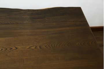 中古　美品!!　カリモク家具(karimoku)　希少モデル　タモ材無垢　自然な風合いと美しい杢目で暮らしに温もりを添えるダイニングテーブル(4人掛け、6人掛け、食卓、作業台)(定価約20万円)(R-082689)