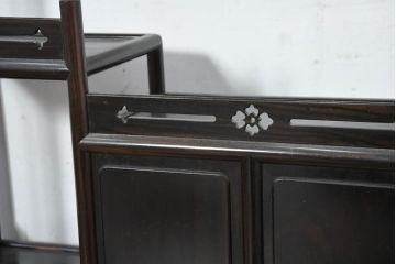 中古　美品　黒檀の風合いが魅力の小振りな茶棚(コクタン、飾り棚、違い棚、収納棚、戸棚、民芸家具)(R-082691)