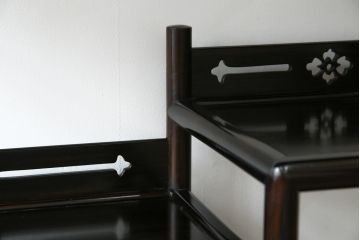 中古　美品　黒檀の風合いが魅力の小振りな茶棚(コクタン、飾り棚、違い棚、収納棚、戸棚、民芸家具)(R-082691)