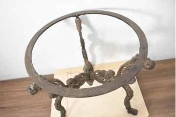 フランスアンティーク　凝ったデザインと時代が作り出した風合いが魅力の重厚な鋳造鉄脚　(R-082693)