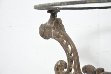 フランスアンティーク　凝ったデザインと時代が作り出した風合いが魅力の重厚な鋳造鉄脚　(R-082693)