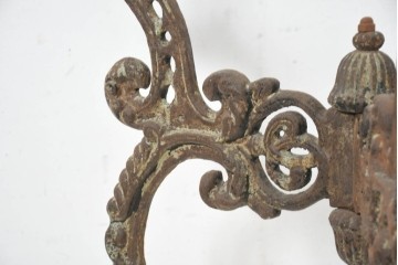 フランスアンティーク　凝ったデザインと時代が作り出した風合いが魅力の重厚な鋳造鉄脚　(R-082693)