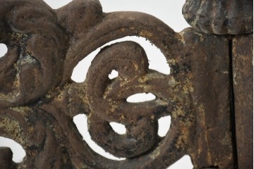 フランスアンティーク　凝ったデザインと時代が作り出した風合いが魅力の重厚な鋳造鉄脚　(R-082693)