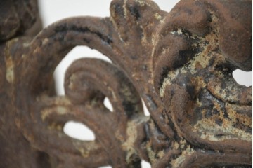 フランスアンティーク　凝ったデザインと時代が作り出した風合いが魅力の重厚な鋳造鉄脚　(R-082693)