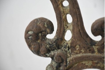 フランスアンティーク　凝ったデザインと時代が作り出した風合いが魅力の重厚な鋳造鉄脚　(R-082693)