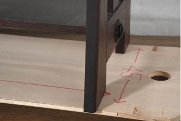 中古　希少!!　特注品　天板無垢材　岩谷堂箪笥　重厚感と装飾性を兼ね備えた金具付きローテーブル(センターテーブル、リビングテーブル、座卓、民芸家具)(製作費約50万円)(R-082696)
