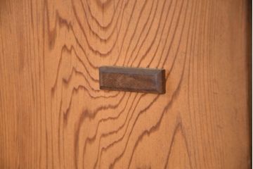 和製ビンテージ　美品　屋久杉　優しい色合いと杢目が魅力的な茶箪笥(茶タンス、収納棚、戸棚、茶棚、飾り棚、キャビネット、ヴィンテージ)(R-082701)