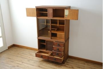 和製ビンテージ　美品　屋久杉　優しい色合いと杢目が魅力的な茶箪笥(茶タンス、収納棚、戸棚、茶棚、飾り棚、キャビネット、ヴィンテージ)(R-082701)