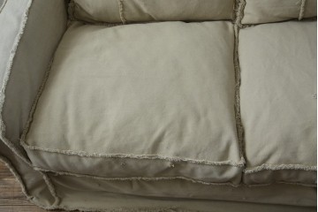 中古　HALO(ハロ)　Rayla(レイラ)　ダメージ加工　ルーズな仕上がりが魅力!!ヴィンテージスタイルが空間にこなれた風合いと深みを演出する2人掛けソファ　(R-082702)