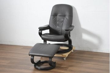 中古　ドイツ　IDC大塚家具取り扱い　himolla(ヒモラ)　model.9883　ゼロストレス　本革(レザー)　洗練された空間を演出するリクライニングチェアとオットマンのセット(アームチェア、椅子、一人掛けソファ、1Pソファ、フットスツール、ラウンジチェア)(定価約22万円)(R-082703)