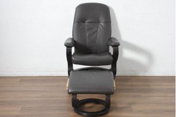 中古　ドイツ　IDC大塚家具取り扱い　himolla(ヒモラ)　model.9883　ゼロストレス　本革(レザー)　洗練された空間を演出するリクライニングチェアとオットマンのセット(アームチェア、椅子、一人掛けソファ、1Pソファ、フットスツール、ラウンジチェア)(定価約22万円)(R-082703)