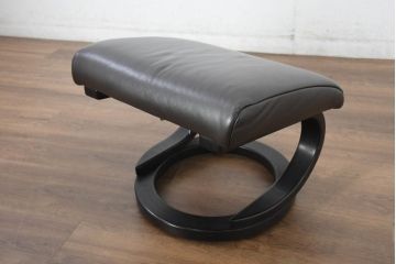 中古　ドイツ　IDC大塚家具取り扱い　himolla(ヒモラ)　model.9883　ゼロストレス　本革(レザー)　洗練された空間を演出するリクライニングチェアとオットマンのセット(アームチェア、椅子、一人掛けソファ、1Pソファ、フットスツール、ラウンジチェア)(定価約22万円)(R-082703)
